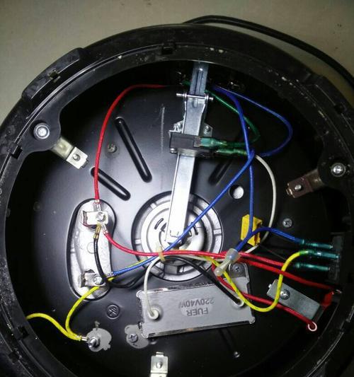 电饭煲显示E3故障原因及解决方法（了解E3故障的来源和如何修复电饭煲）